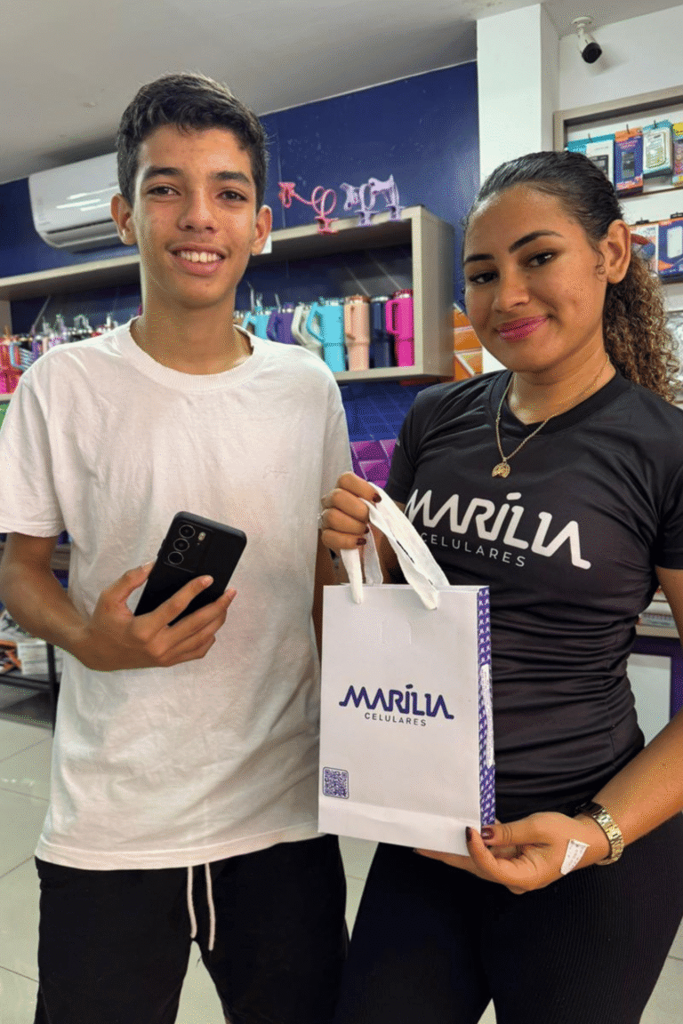 marilia-celulares-paragominas-cliente-recebendo-celular (10)