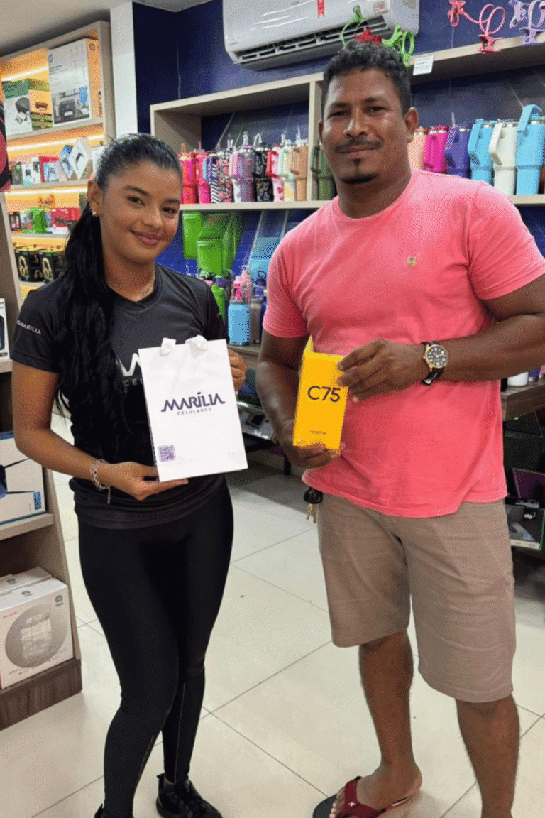 marilia-celulares-paragominas-cliente-recebendo-celular (17)