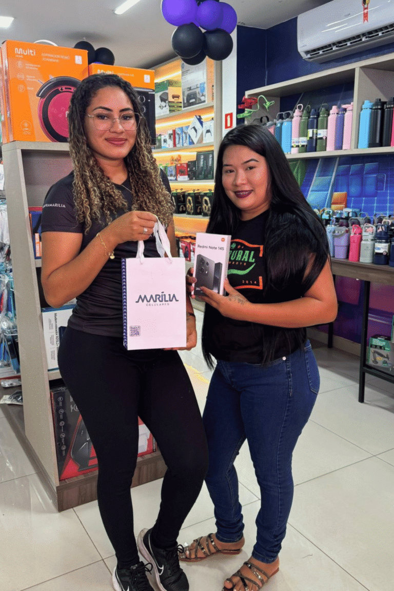 marilia-celulares-paragominas-cliente-recebendo-celular (19)