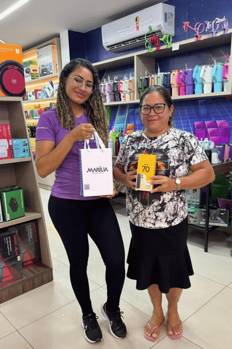 marilia-celulares-paragominas-cliente-recebendo-celular (24)