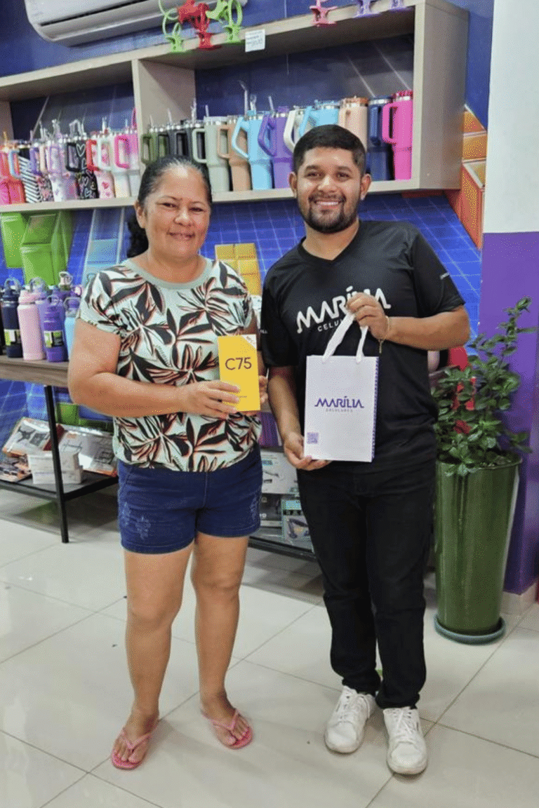 marilia-celulares-paragominas-cliente-recebendo-celular (32)
