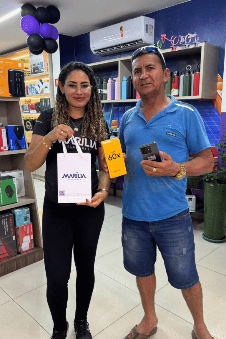 marilia-celulares-paragominas-cliente-recebendo-celular (8)