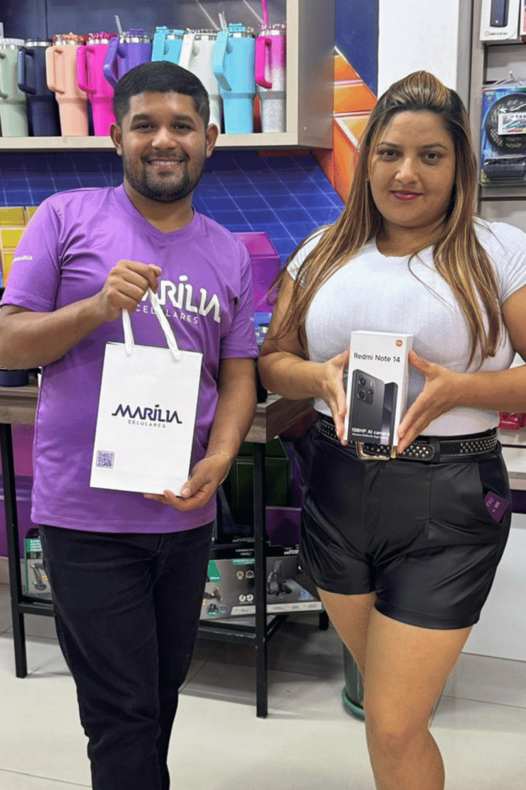 marilia-celulares-paragominas-cliente-recebendo-celular (9)